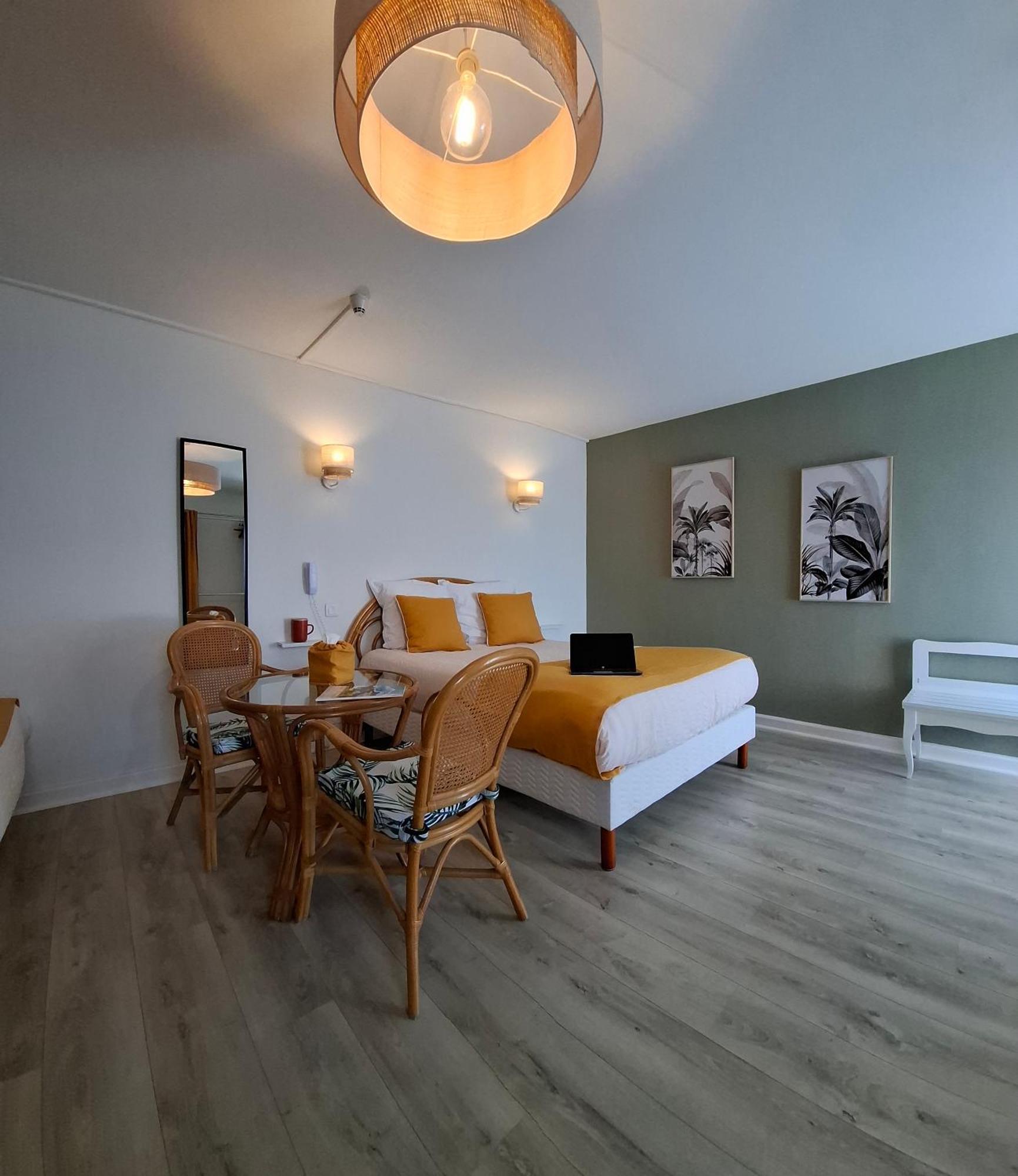 Hotel De France เปลเนิฟ-วัล-อ็องเดร ภายนอก รูปภาพ